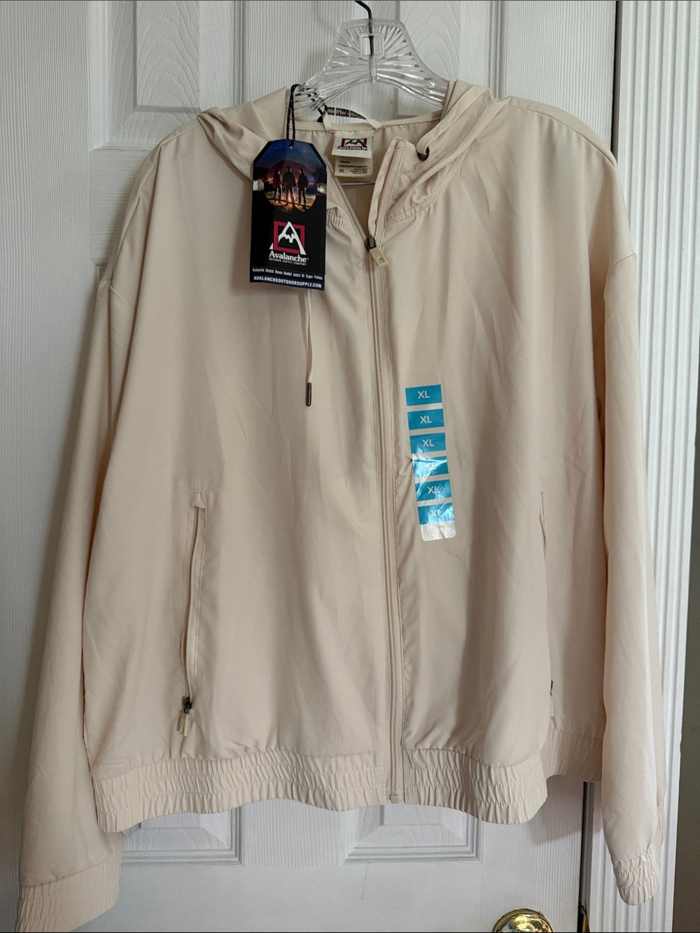 NWT Avalanche  Woman’s Lightweight Hooded Jacket